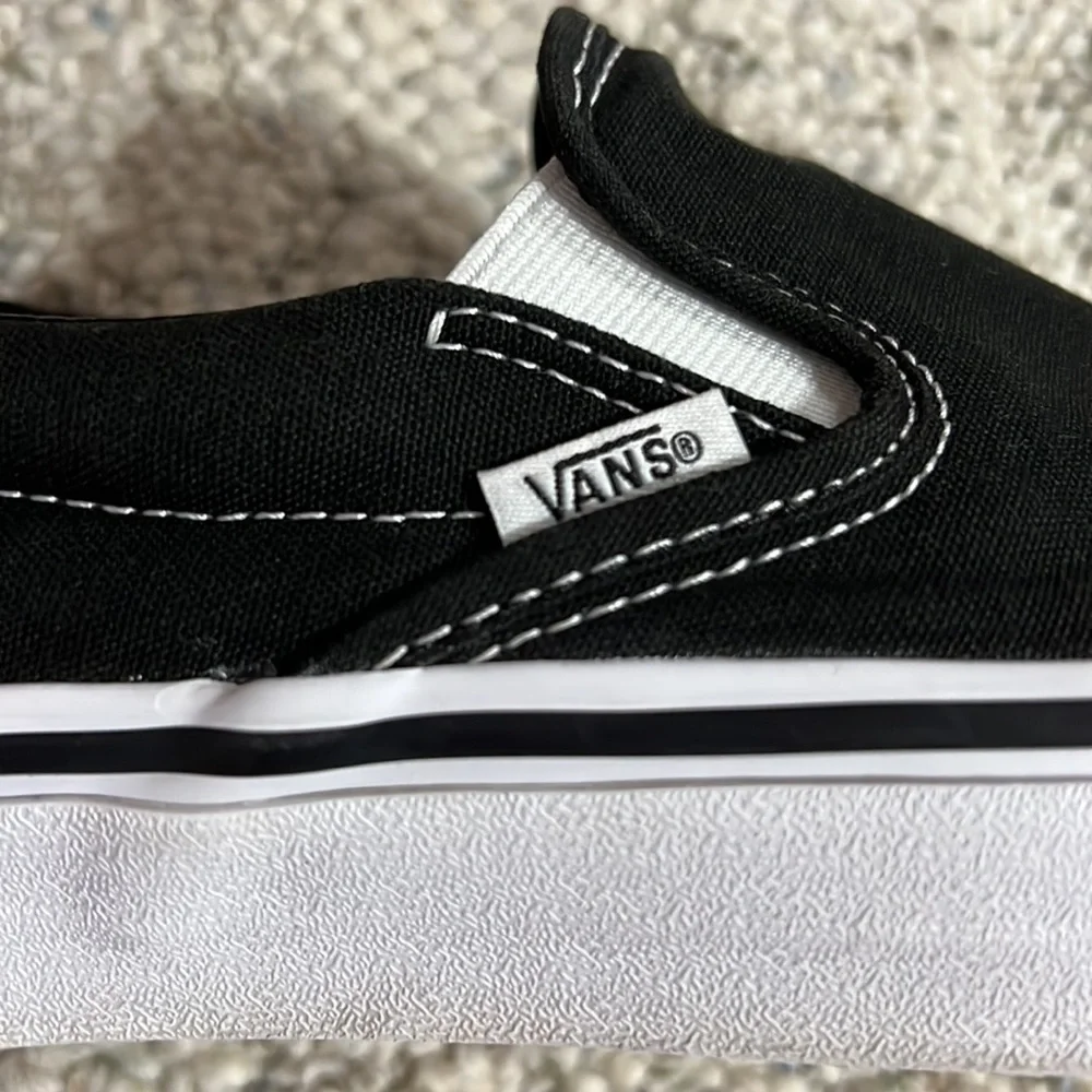Black Vans Classic Slip-On - Picture 8 of 11